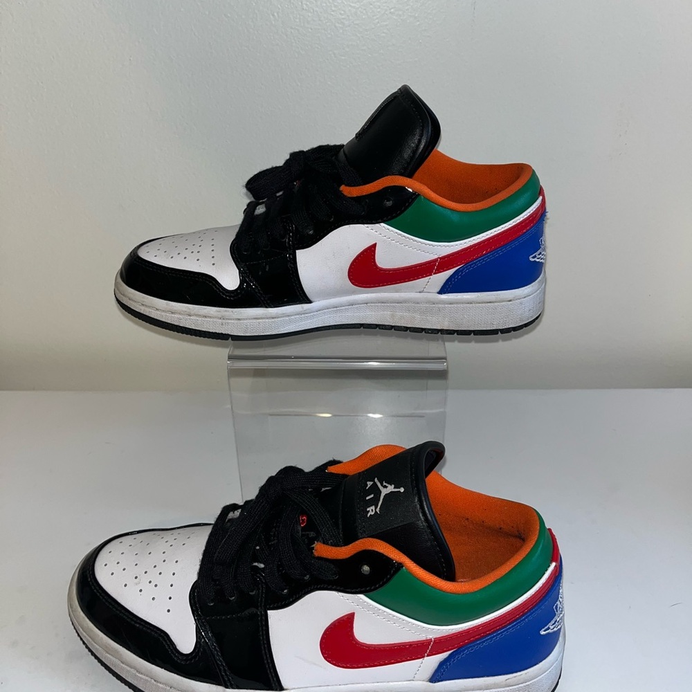 Jordan 1 Low
Multi-Color Black Toe (8 Women's)